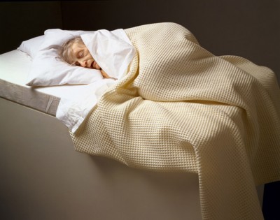 Ron Mueck, Old Woman in Bed, 2000, National Gallery of Canada, Ottawa, Purchased 2001, Photo © NGC.