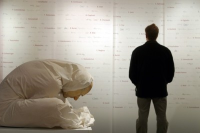 Ron Mueck -Man with Sheet