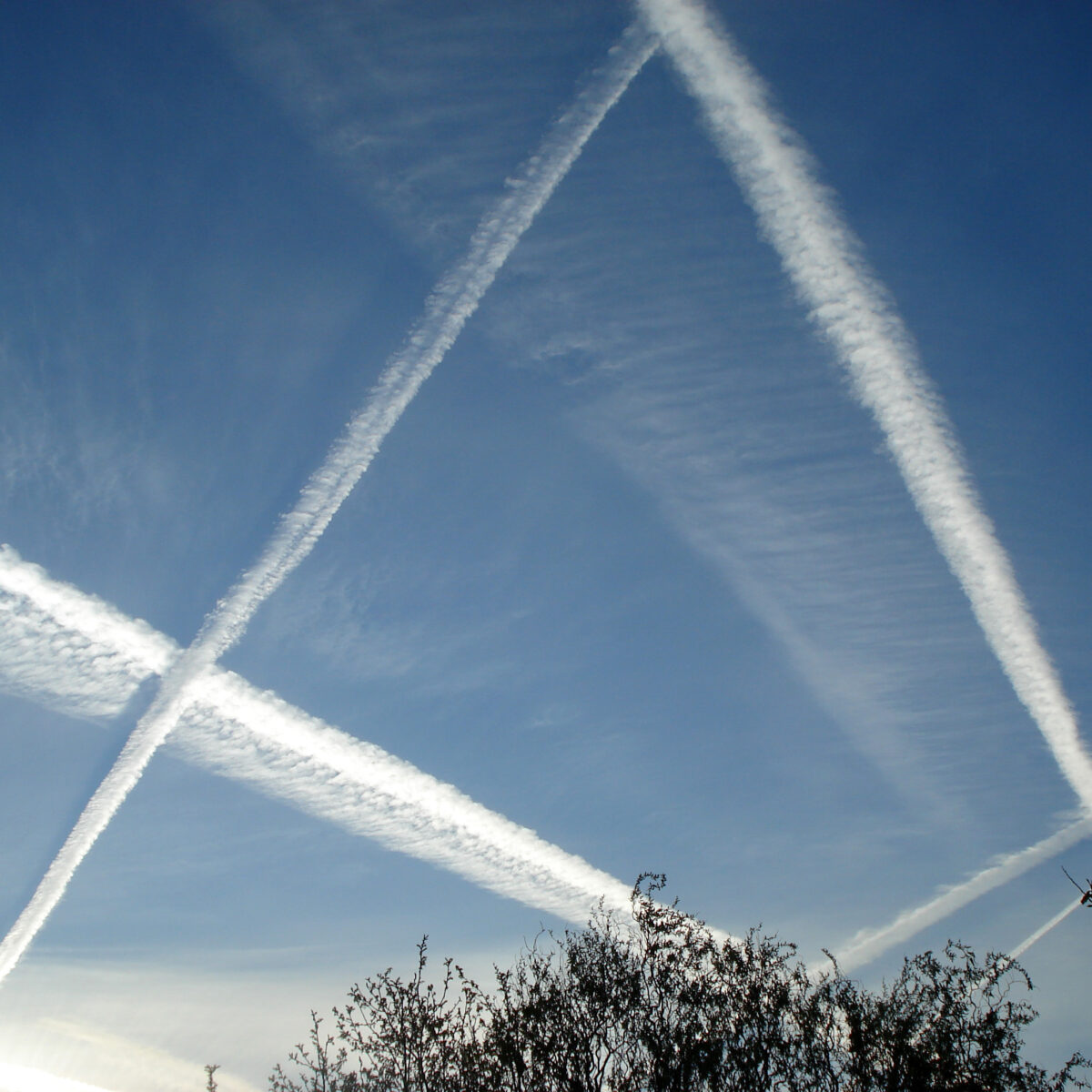 Chemtrails over the country club