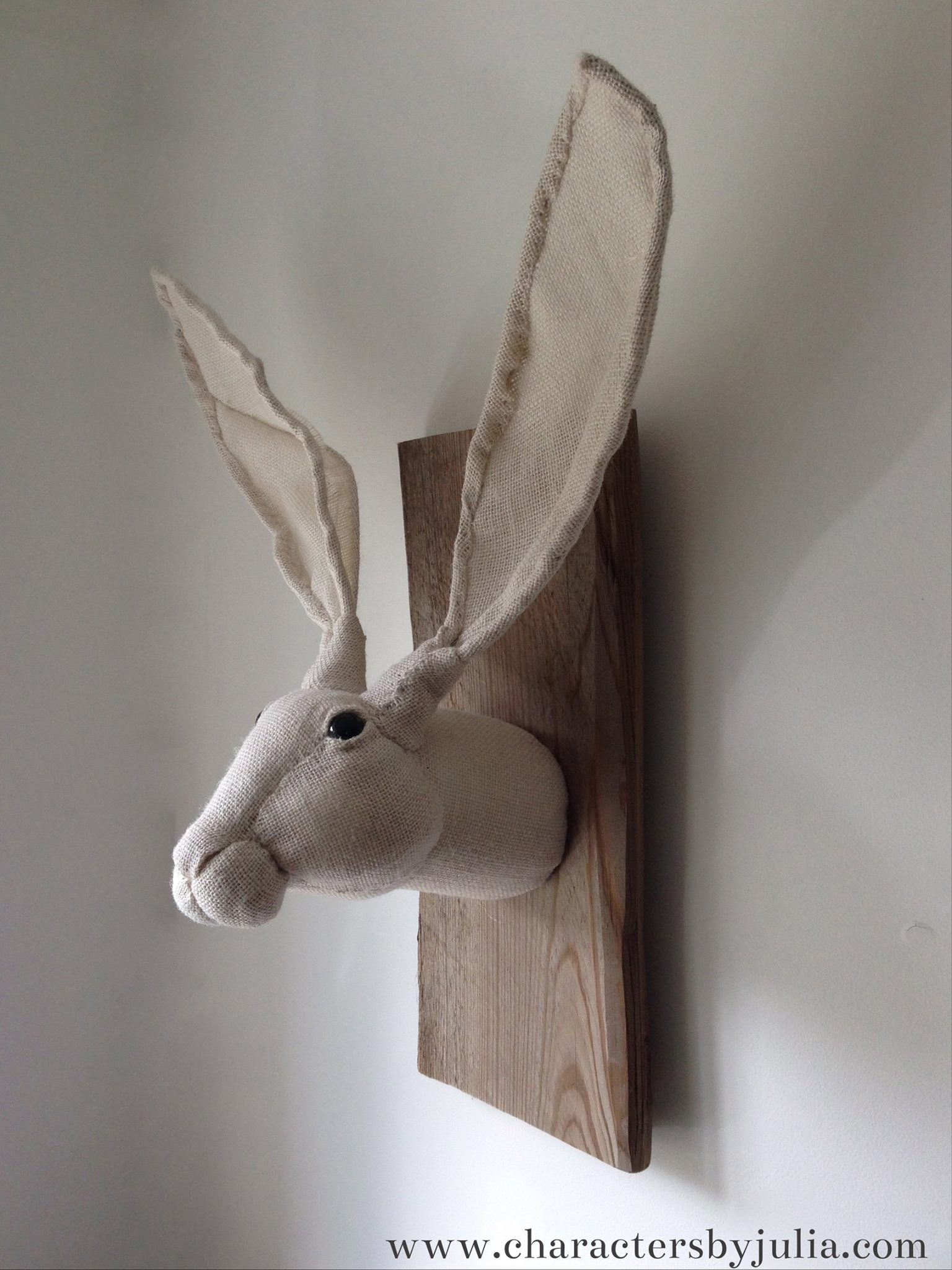 New hessian hare trophy – Julia trophee textile